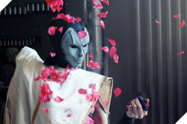Liên Minh Huyền Thoại: Đây là bộ cosplay Jhin phiên bản 'có ngực' đầu tiên trên thế giới