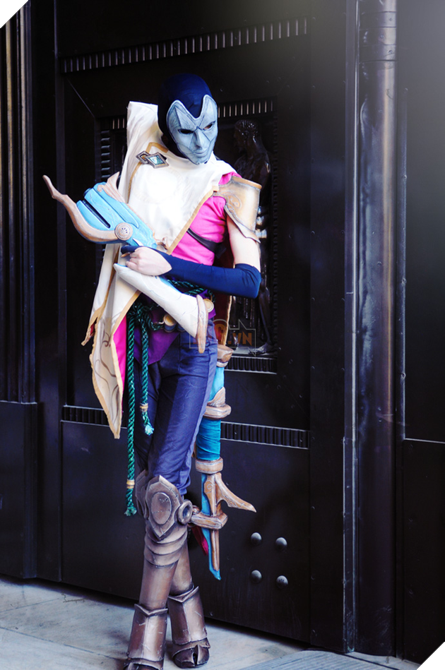 Liên Minh Huyền Thoại: Đây là bộ cosplay Jhin phiên bản 'có ngực' đầu tiên trên thế giới
