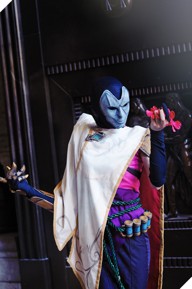Liên Minh Huyền Thoại: Đây là bộ cosplay Jhin phiên bản 'có ngực' đầu tiên trên thế giới