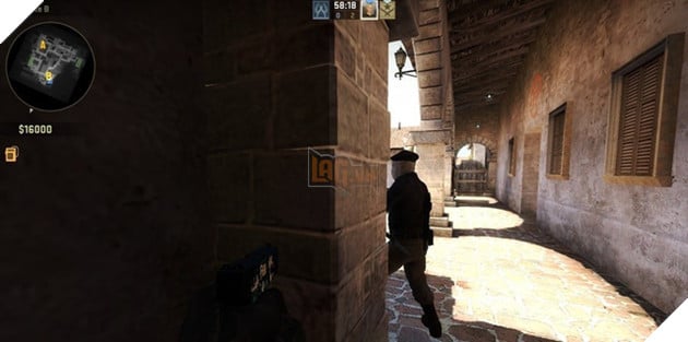 
Anh bên ngoài chết trước.
