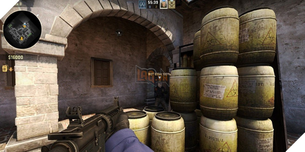 
“Giết xong thằng này chắc bên trong khỏi cần kiểm tra”.
