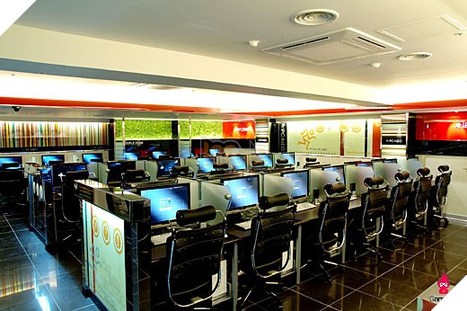 pc Riot chơi trội, lắp đặt phòng game ở trường Đại Học và trao học bổng LMHT 2