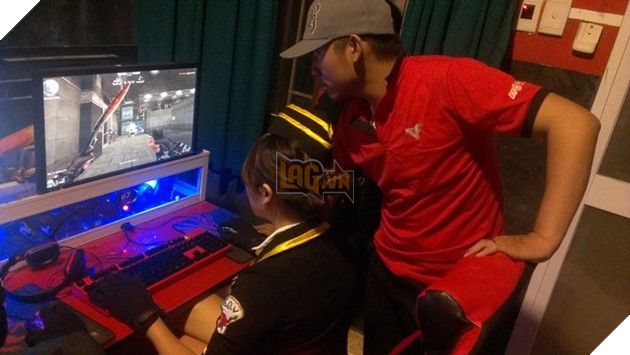 Dot Kich: Nu game thu Viet Nam mac cosplay thi dau giai game
Một nữ game thủ bất ngờ diện bộ cosplay Rose tới tham gia giải đấu Liên phòng Net của Đột Kích