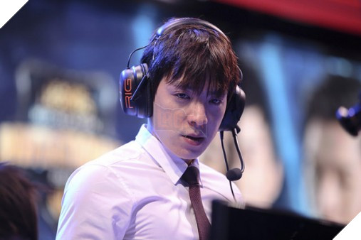 huan-luyen-vien-nguoi-dep-nhu-luc-si-cua-tuyen-lien-minh-huyen-thoai-skt-t1