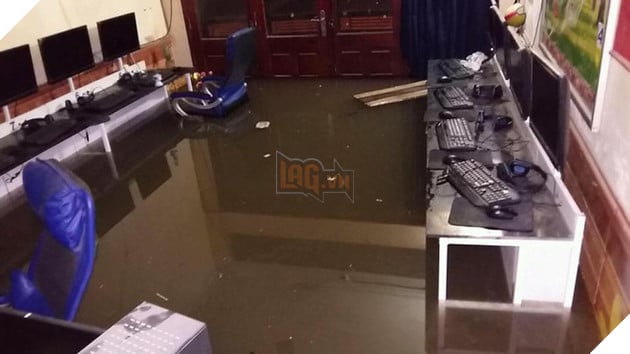 Trận mưa kỷ lục tối qua khiến nhiều quán net Hà Nội ngập nước nghiêm trọng