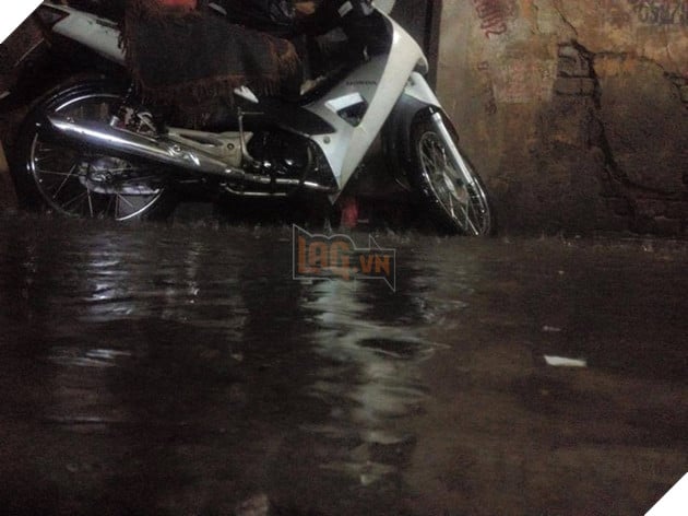 Trận mưa kỷ lục tối qua khiến nhiều quán net Hà Nội ngập nước nghiêm trọng