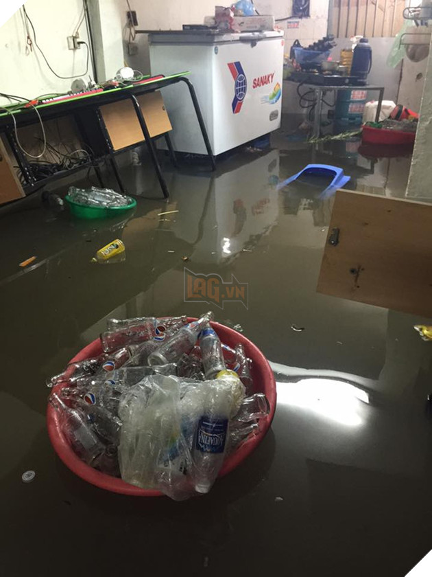 Trận mưa kỷ lục tối qua khiến nhiều quán net Hà Nội ngập nước nghiêm trọng