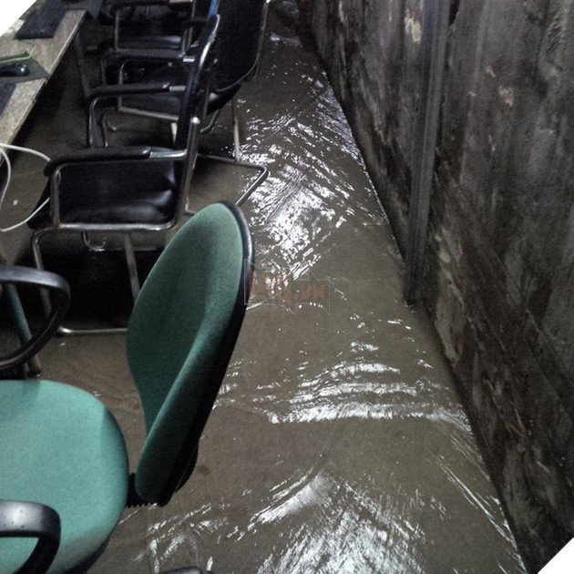 Trận mưa kỷ lục tối qua khiến nhiều quán net Hà Nội ngập nước nghiêm trọng