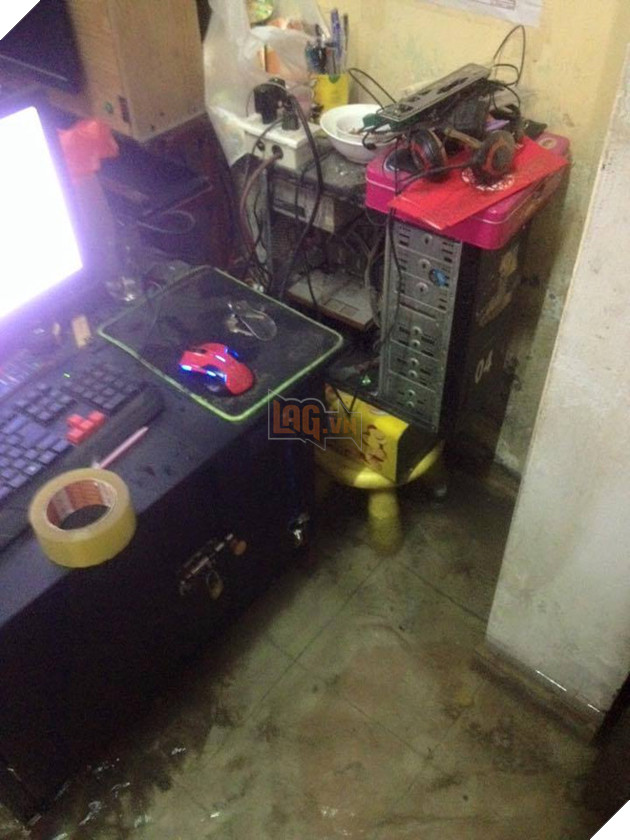 Trận mưa kỷ lục tối qua khiến nhiều quán net Hà Nội ngập nước nghiêm trọng