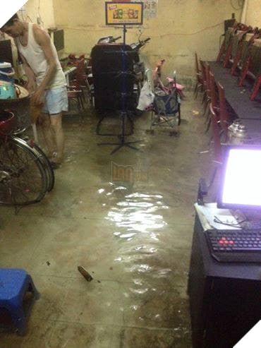 Trận mưa kỷ lục tối qua khiến nhiều quán net Hà Nội ngập nước nghiêm trọng