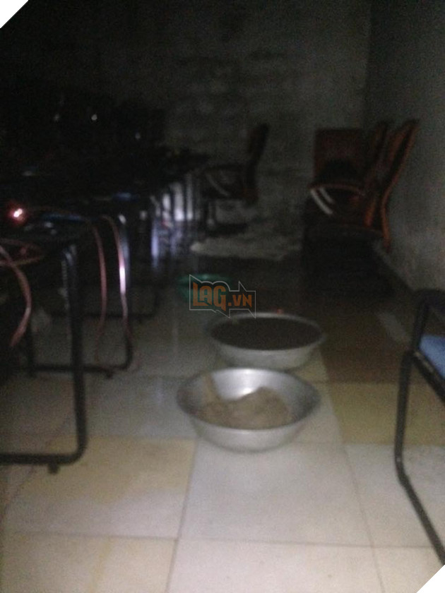 Trận mưa kỷ lục tối qua khiến nhiều quán net Hà Nội ngập nước nghiêm trọng