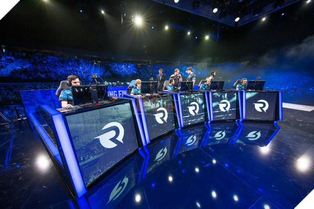 lol-team-origen-playing-in-the-eu-lcs-tournament-final