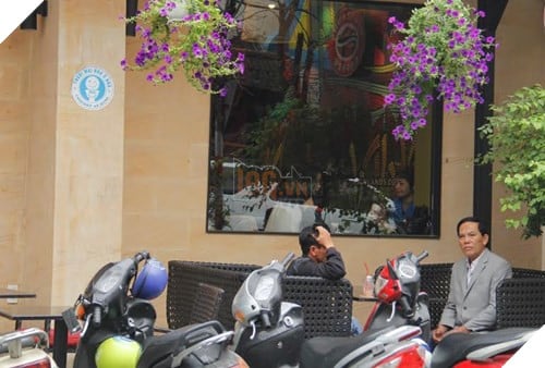 
Logo nhà vệ sinh miễn phí được đặt trước quán cà phê. Ảnh: Thanh Trần.
