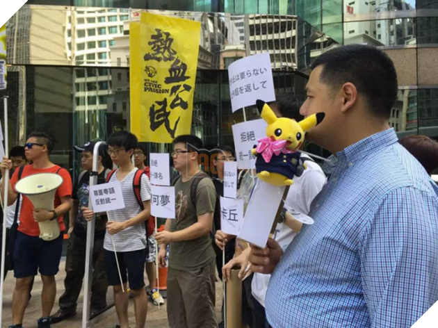
Hình ảnh đoàn người biểu tình đòi đổi lại tên cho Pikachu về như cũ ở Hồng Kông.
