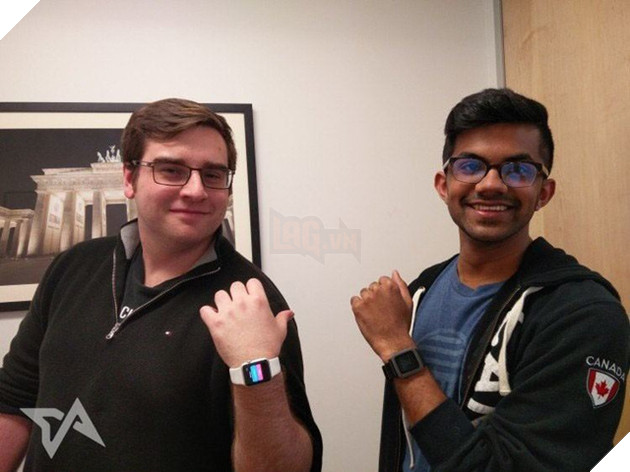 
Eric Dolan cùng Ved Petkar bên cạnh ứng dụng của mình trên đồng hồ thông minh.
