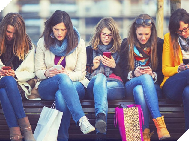 
Nữ giới nghiện sử dụng điện thoại di động ở bất cứ đâu, bất cứ lúc nào
