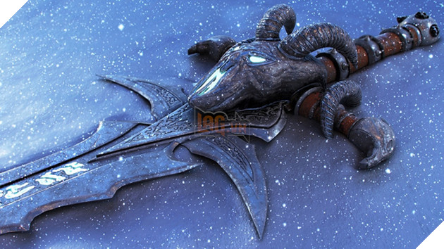 Fan hâm mộ tái hiện lại kiếm Frosmourne đẹp nhất từ trước tới nay trong WarCraft