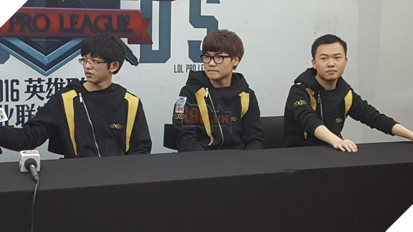 phong-van-sofm-sau-tran-thang-newbee-3