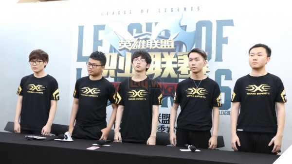 phong-van-snake-sau-chien-thang-invictus-gaming-01