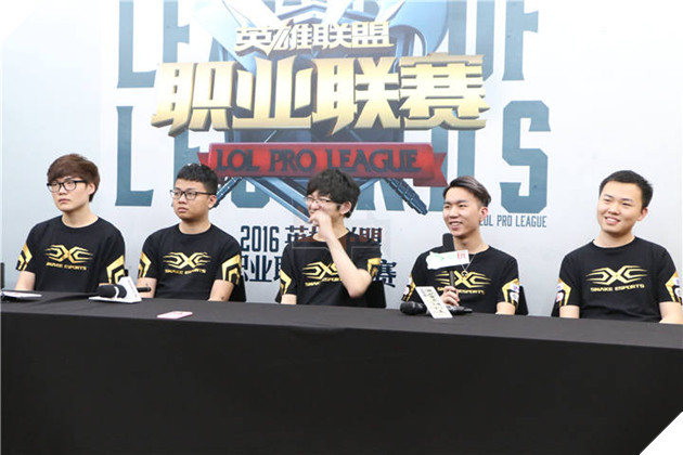 phong-van-snake-sau-chien-thang-invictus-gaming-03