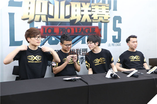 phong-van-snake-sau-chien-thang-saint-gaming-02