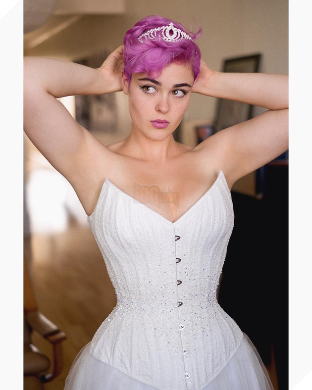 Cô gái người Úc nóng bỏng với hình ảnh Zarya trong Overwatch 5