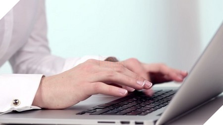 Vị trí đặt tay khi gõ trên bàn phím đôi khi khiến bàn tay chạm nhầm vào touchpad, khiến con trỏ chuột di chuyển ngoài ý muốn người dùng