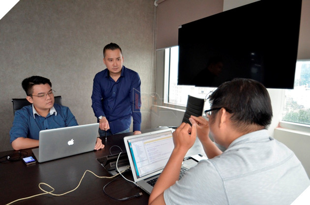 Lắng nghe là phương pháp quản lý khá thông minh của ông chủ trẻ. Hưng luôn ghi nhận từng ý tưởng của nhân viên dù là nhỏ nhất. Đương nhiên, quyết dịnh cuối cùng vẫn là “thủ lĩnh”.