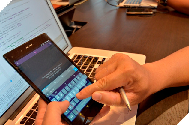 Sự khác biệt của Nóizì chính là Black Chat, người nhận chỉ có 3 giây để đọc tin nhắn. Toàn bộ dữ liệu sẽ bị xóa trên 2 máy chủ cũng như hệ thống lưu trữ của trung tâm.