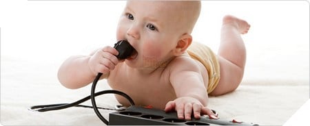 Trẻ em có thể ngậm dây sạc đang cắm điện vào miệng và bị giật dẫn đến tử vong (Ảnh minh họa)