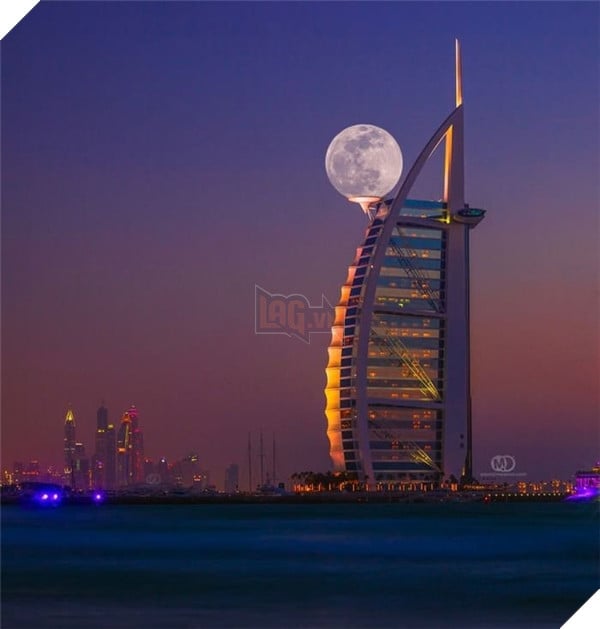 Mặt trăng tròn vô tình khiến tòa nhà về đêm trở nên đẹp hoàn mĩ hơn bao giờ hết. (Ảnh: Internet)