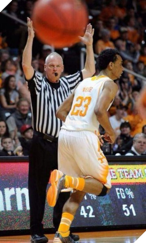 Khâm phục khả năng nâng bóng của vị trọng tài. (Ảnh: Internet)