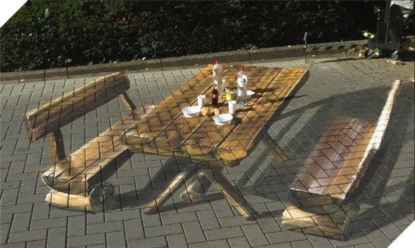 Đừng vội sà vào ngồi ăn nếu bạn không muốn bị "ăn quê" đấy. (Ảnh: Internet)