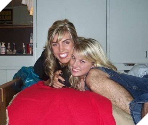 "Bắp tay rậm rạp" của cô gái xinh đẹp này thực chất là...phần chân của chàng trai bên cạnh. (Ảnh: Internet)