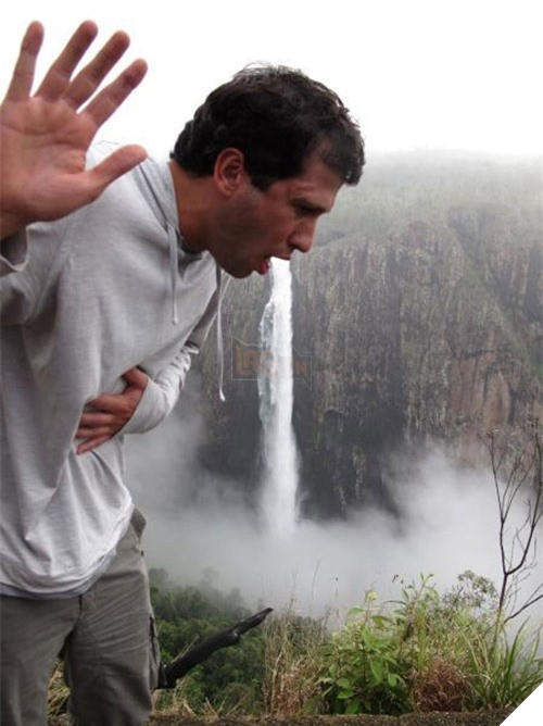 "Mọi người hãy tránh xa tôi ra". (Ảnh: Internet)