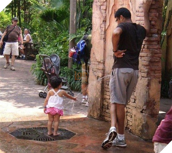 Phút trông con lại trở thành hiểu lầm đầy tai hại. (Ảnh: Internet)