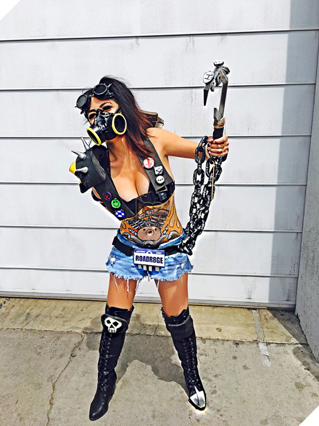 Roadhog được nữ streamer xinh đẹp cosplay thành thánh nữ