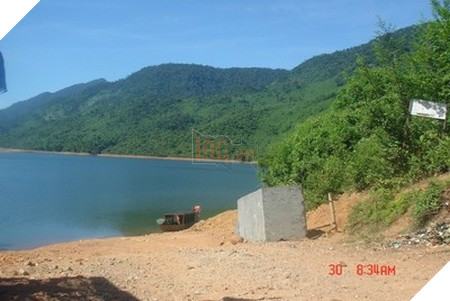 Tảng đá và thông tin ngày giờ chụp ảnh đã được xóa khỏi khung hình