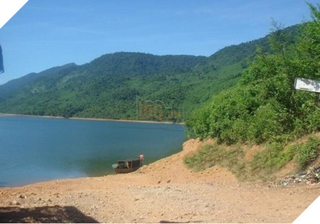 Tảng đá và thông tin ngày giờ chụp ảnh đã được xóa khỏi khung hình