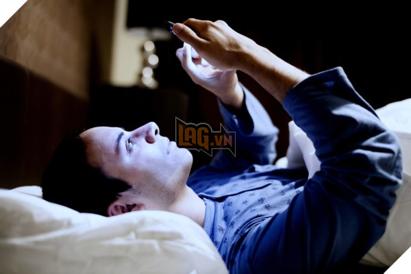 Ánh sáng màu xanh từ màn hình thiết bị di động là nguyên nhân 