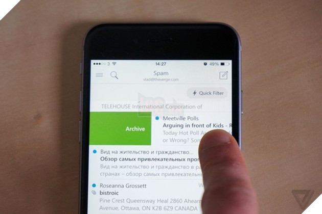 Outlook có giao diện trực quan, ngoài ra nó còn liên kết với các dịch vụ lưu trữ đám mây như Dropbox và OneDrive.