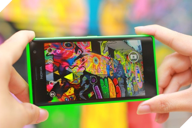 Camera trước góc rộng 5 MP là ưu điểm giúp Lumia 730 được các tín đồ selfie yêu thích.