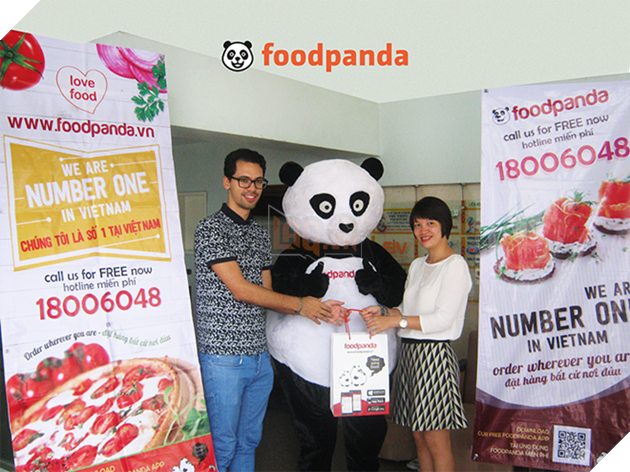 Ông Tauriq Brown (bên trái - Đồng sáng lập và Giám đốc điều hành Foodpanda Việt Nam) và chị Lê Thu Ngân (bên phải