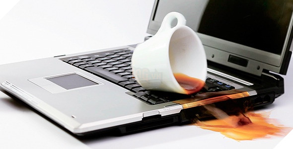 VỚI CHIẾC CỐC THẦN THÁNH NÀY, GAME THỦ SẼ CHẲNG LO BỊ ĐỔ NƯỚC VÀO MÁY TÍNH NỮA