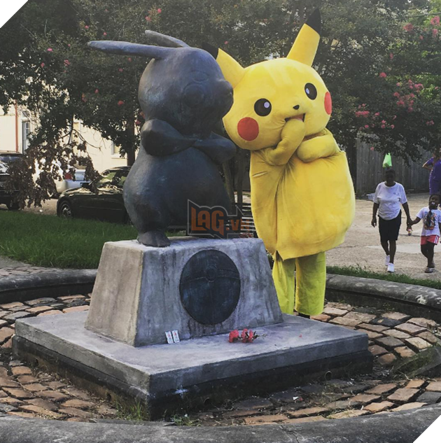 Người dân choáng ngợp trước tượng Pokemon bất ngờ mọc lên sau một đêm