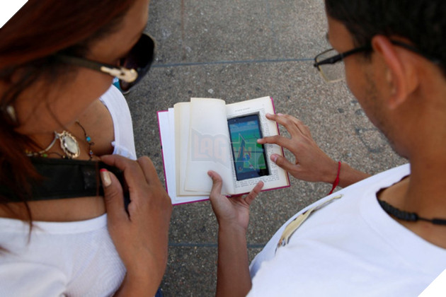 
Một người chơi thông minh ở Venezula đã cải trang smartphone của mình trong một cuốn sách để đề phòng ăn cướp
