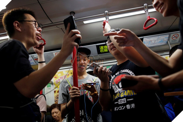 
Pokémon GO rất ngốn pin điện thoại, nên các người chơi thường mang theo thiết bị sạc dự phòng
