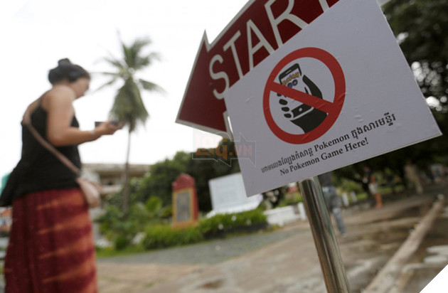 
Nhưng không phải nơi đâu cũng chấp nhân chơi Pokémon GO. Ở Bảo tàng Diệt chủng Cambodia, chính phủ đã dựng tấm biển Không chơi Pokémon GO ở đây
