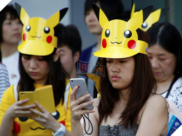 
Cảnh tượng người chơi Pokémon GO đội mũ Pikachu ở Nhật Bản
