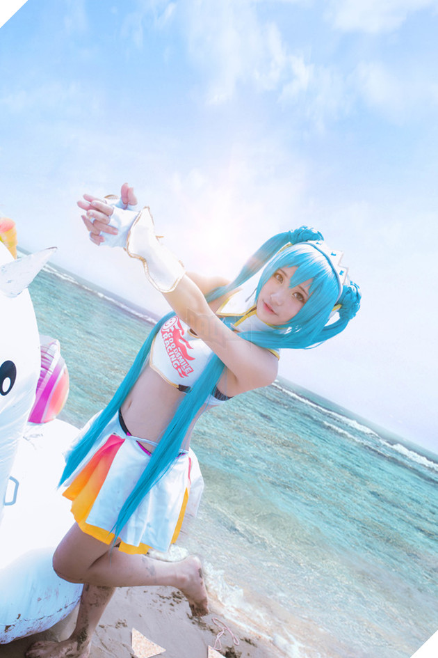 Cosplay Hatsune Miku "Nữ hoàng đường đua" gợi cảm và nóng bỏng